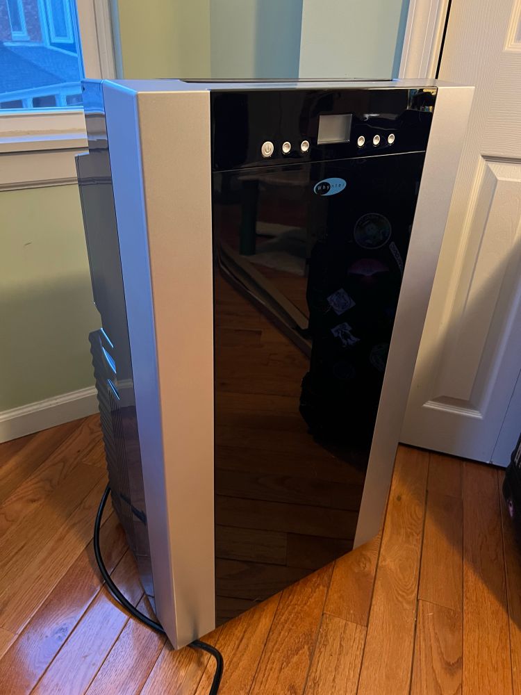 Portable air conditioner unit that looks straight out of a 90s movie where some AI in an awkward looking box tries to take over the world. 