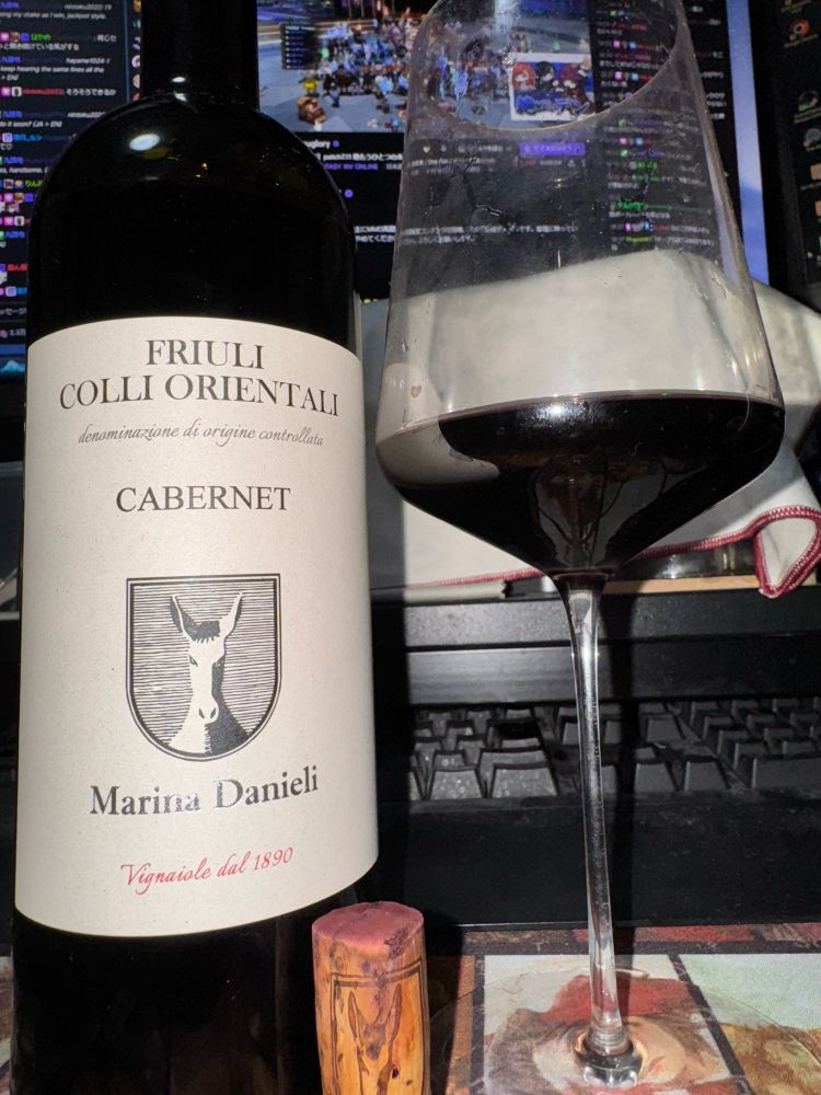 Marina Danieli
Friuli Colli Orientali Doc Cabernet 2012

ザ・セラー虎ノ門本店にて購入
イタリアのカベルネ、しかも2012とか見た瞬間に購入確定してました笑

熟成感は感じるものの、まだまだアルコール感も強く、もう数年は熟成いけるかも
カベルネのタンニンは感じるものの、ボルドーとかに感じるほどでもなく、濃いぃけどゆっくりと飲めるから結構好きかも
また見つけたら買って置いとこうかな