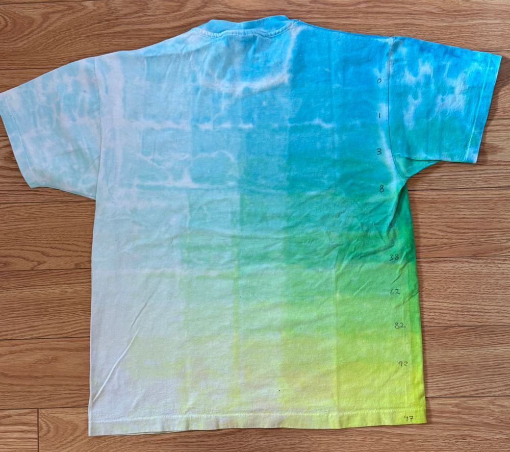 T-shirt with a sample of color tests blending turquoise into yellow and diluting