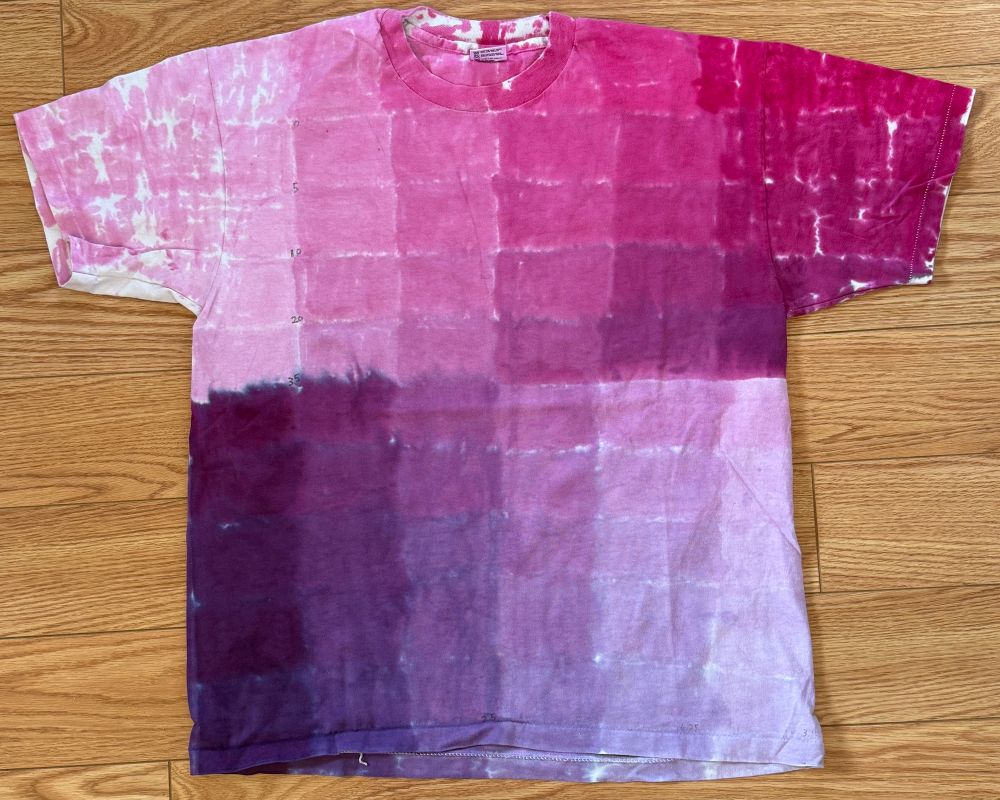 T-shirt with a sample of color tests blending red into purple and diluting