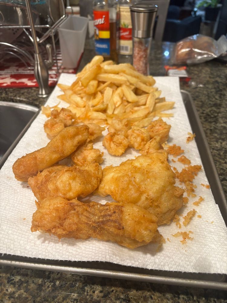 Bear battered Fish & Chips w/ fried shrimp 