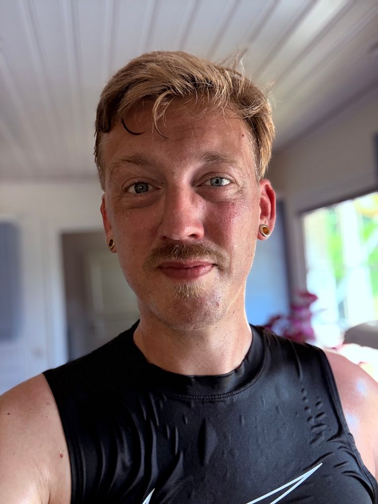 Selfie på en svettig svettig mustasch-person i linne.