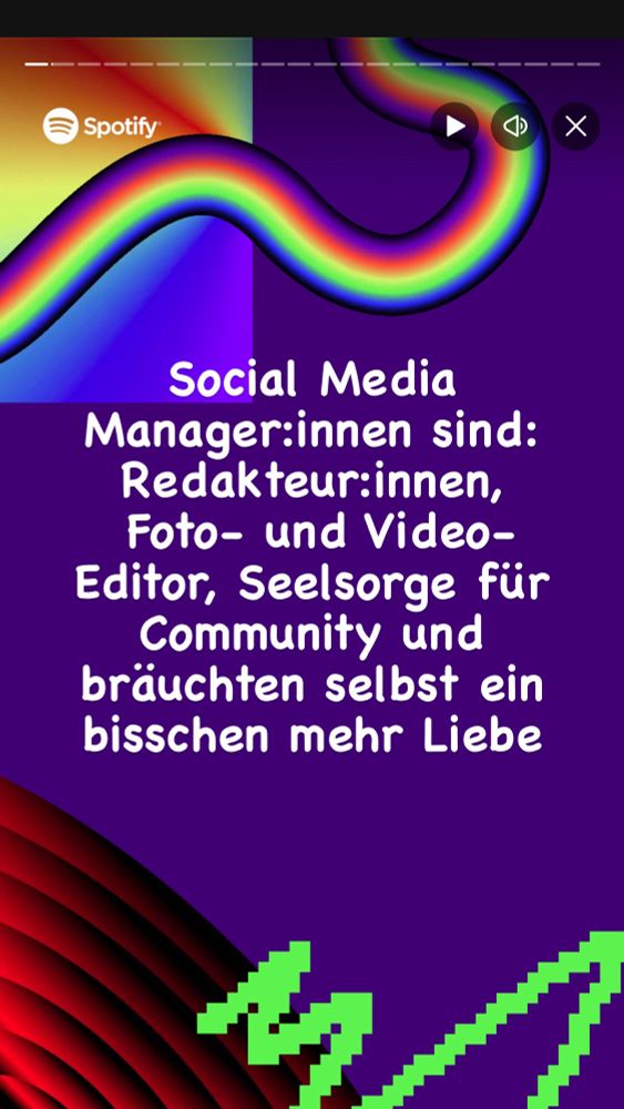 Ein Screenshot aus dem Spotify Wrapped 2023 Jahresrückblick. Statt einer Musik-Analyse steht auf dem Bild: Social Media Manager:innen sind: Redakteur:innen, Foto- und Video-Editor, Seelsorge für die Community und bräuchten selbst ein bisschen mehr Liebe.