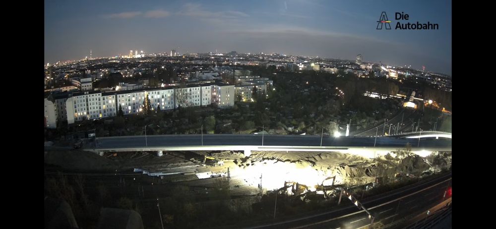 Screenshot des Livestreams der A100 Ringbahnbrücke in Berlin, die eigentlich seit 12:30 hätte abgerissen werden sollen. 