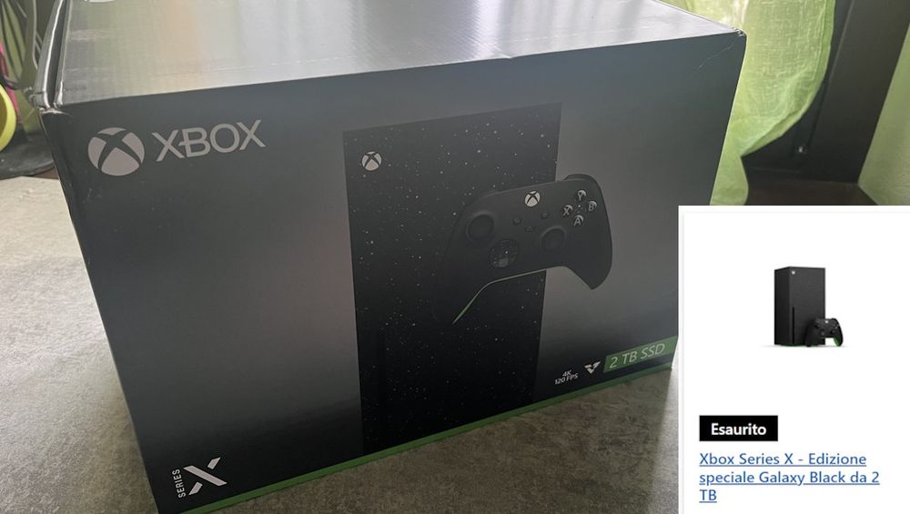 La confezione della Series X Galaxy Black sul banco della mia cucina e nell'angolo lo screen dello store xbox dove risulta adesso Esaurita