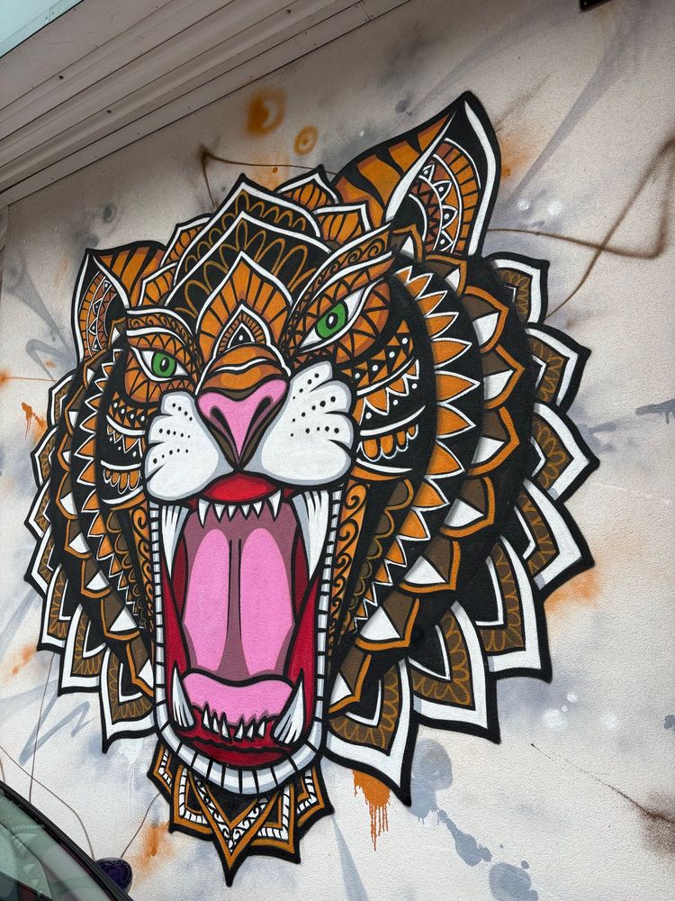 Mandala style graffiti picture of Tiger with mouth open and teeth bared 