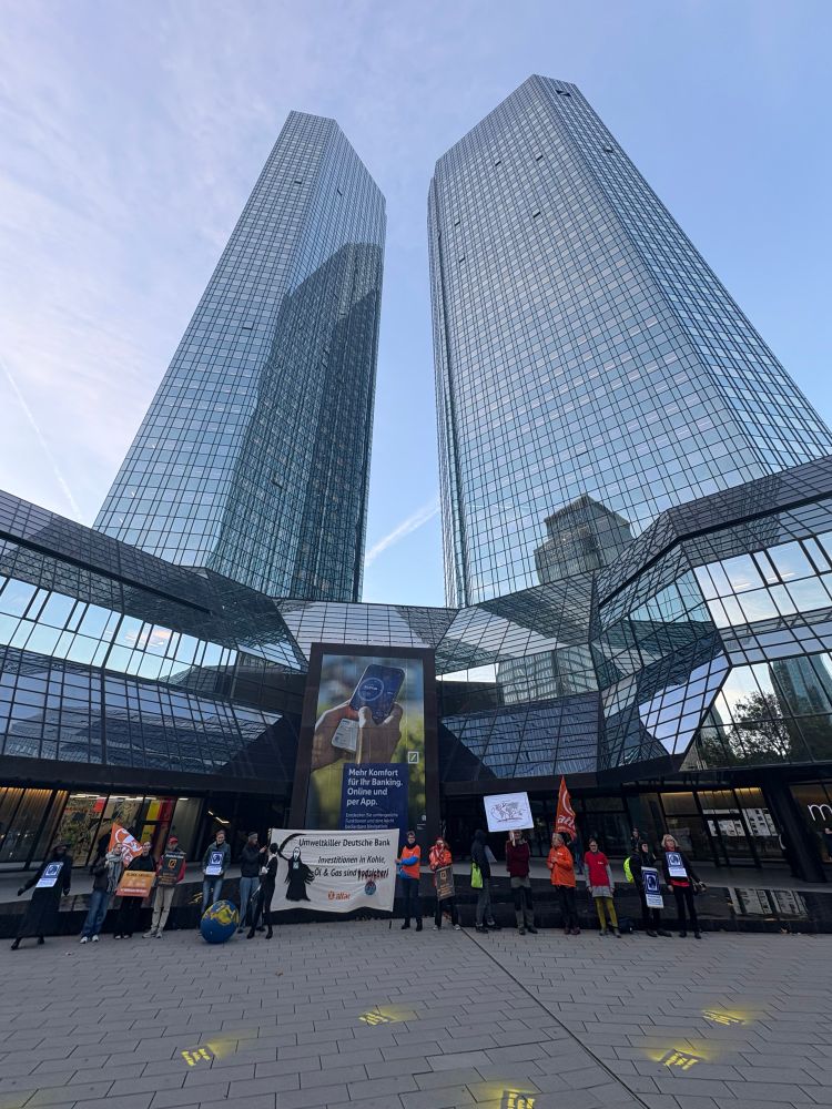 Protestgruppe vor den Zwillingstürmen der Deutschen Bank in der Frankfurter Taunusanlage. Dabei ein Transparent: „Umweltkiller Deutsche Bank - Investitionen in Kohle, Öl & Gas sind tidsicher!“ von Attac