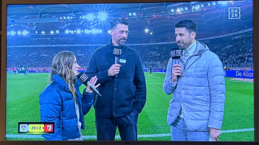 Fernsehbild: Bei Dazn diskutieren zwei Männer mit einer Frau, die zwei Köpfe kleiner ist als die Herren.