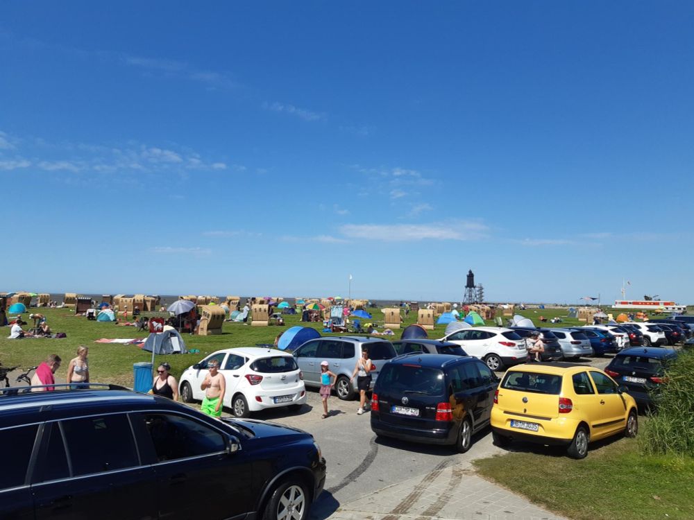 Strand voll mit Autos