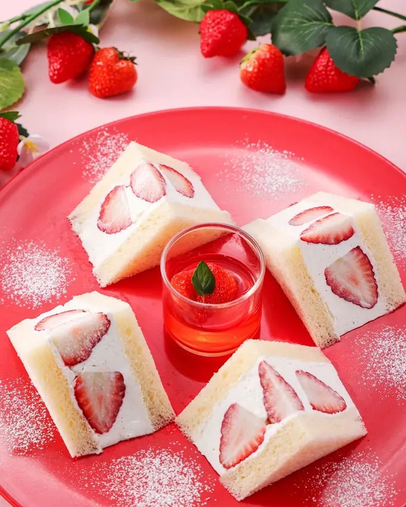 12月1日開始　最上階で味わう贅沢いちごサンド