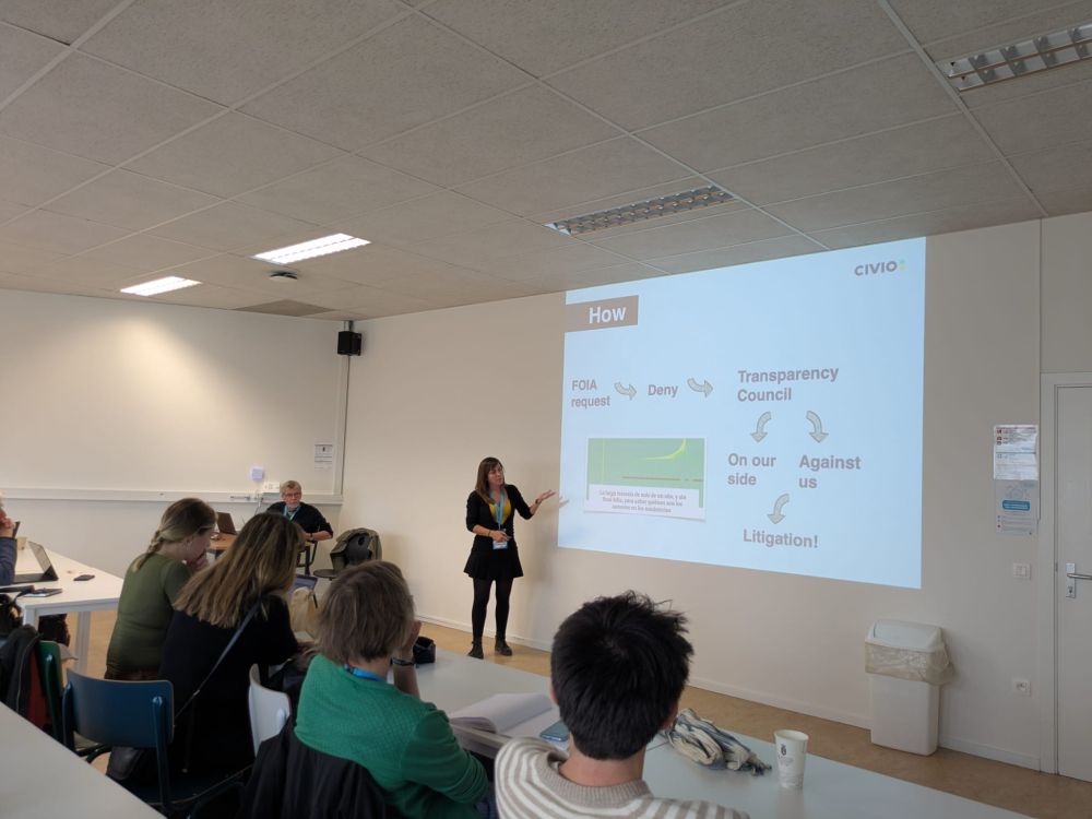 Eva Belmonte explaining Civio's strategic litigation at Dataharvest