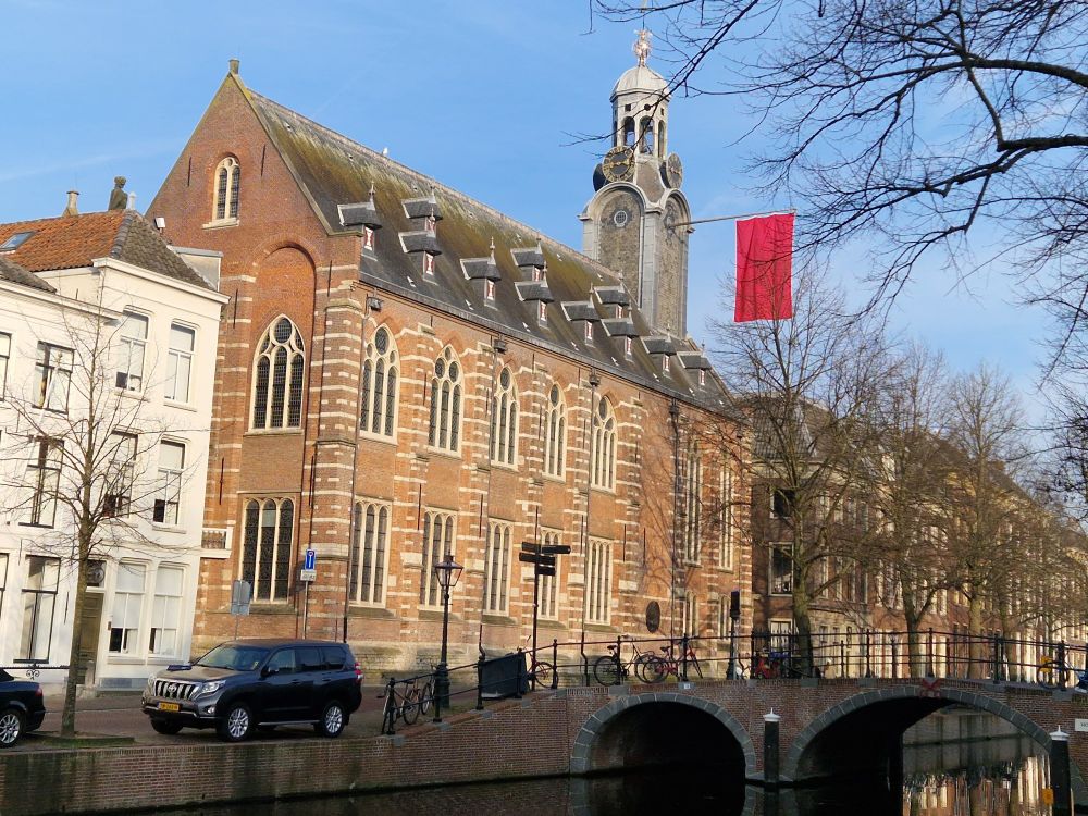De rode protestvlag hangt uit bij het Academiegebouw in Leiden.