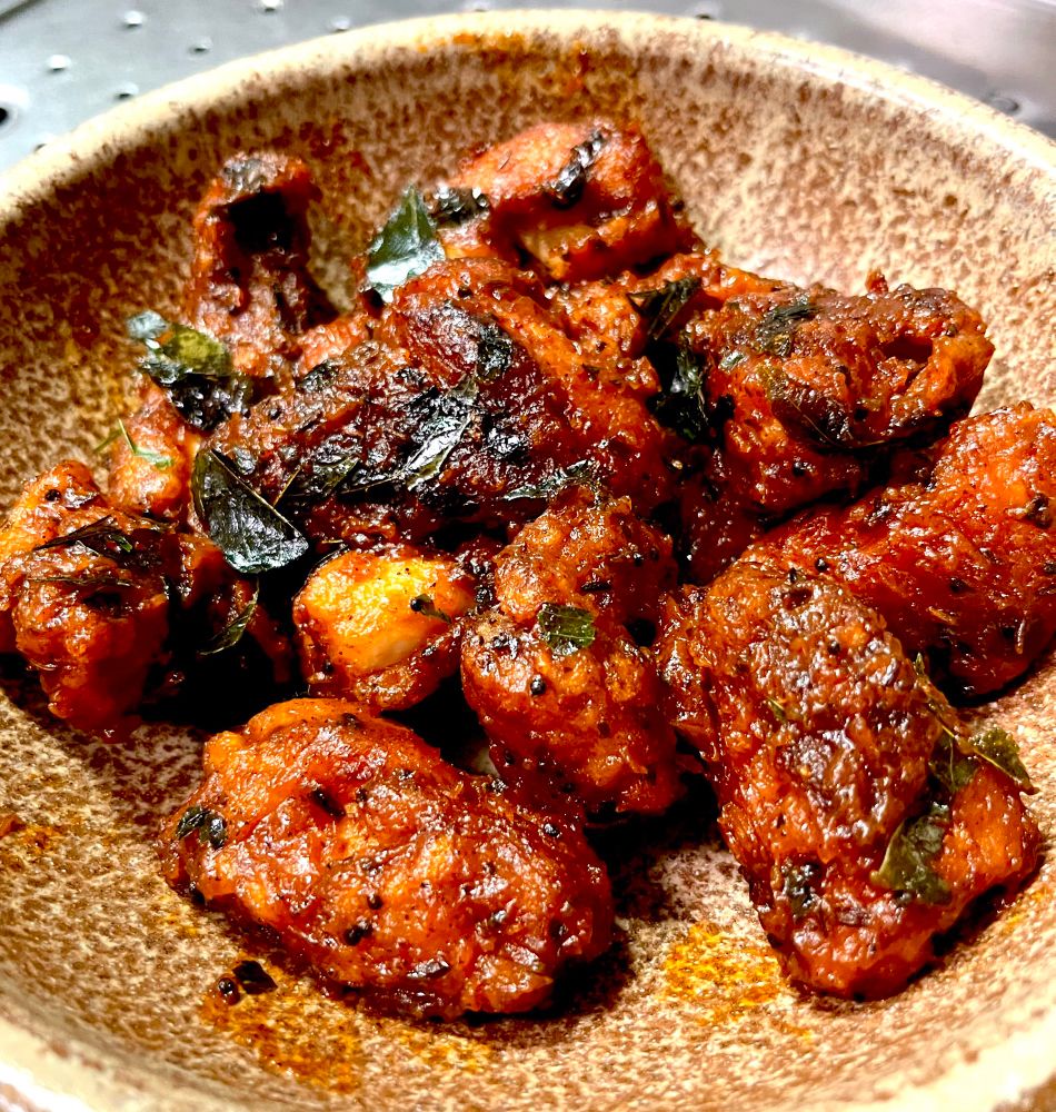 唐揚げにスパイスの効いたケチャップソースを和えた南インドの中華系料理。カラピンチャ(カレーリーフをテンパリングする)が大活躍。