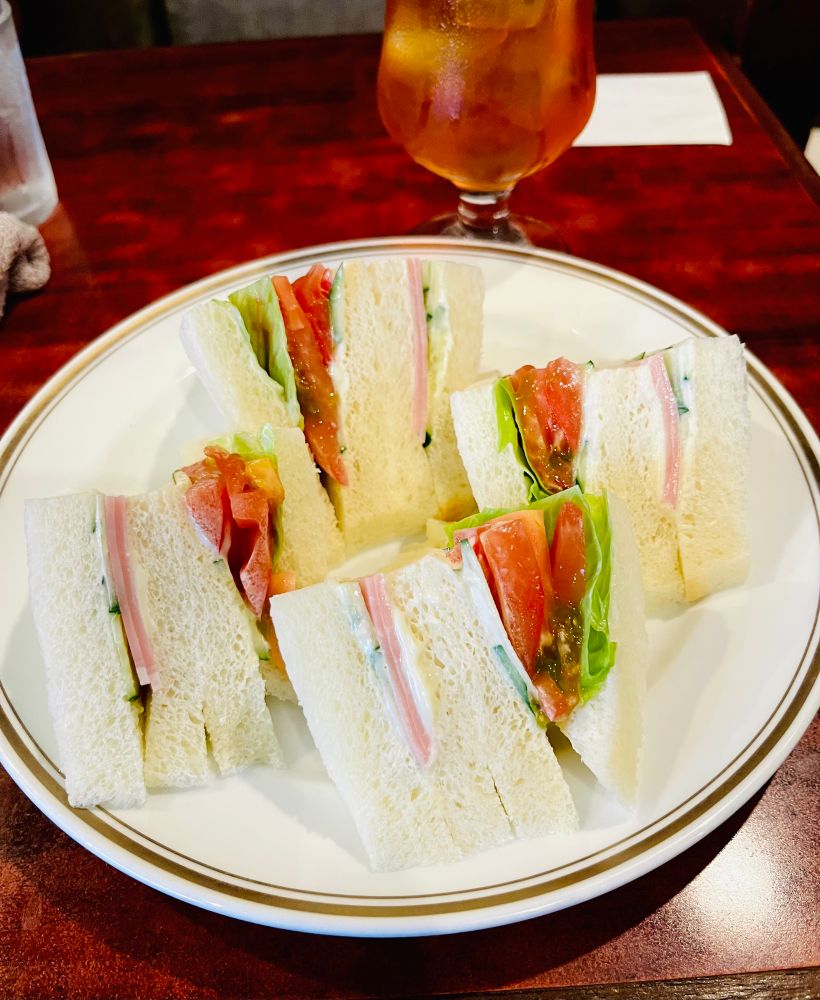 ハムと胡瓜、トマトとレタスのミックスサンドとアイスティー。