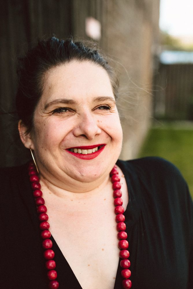 Annton Beate Schmidt mit roter Halskette und schwarzer Kleidung.
