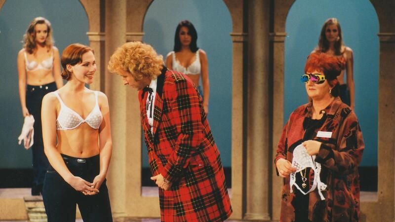 Thomas Gottschalk zusammen mit einer Wettkanditatin und einem leicht bekleideten Model