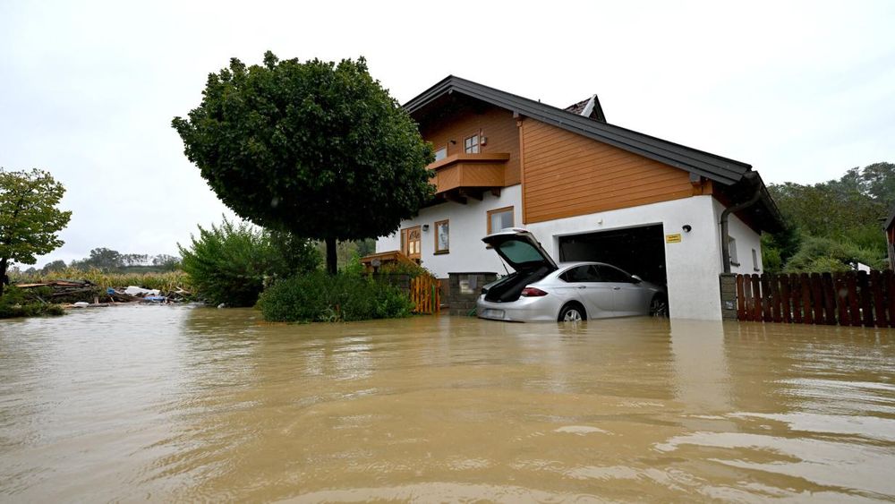 Bild vom Hochwasser 2024. Auto steht in überfluteter Garageneinfahrt eines Hauses.

Quelle: https://kurier.at/chronik/oesterreich/unwetter-ueberschwemmungen-oesterreich-hochwasser-klimawandel-donau/402948581
