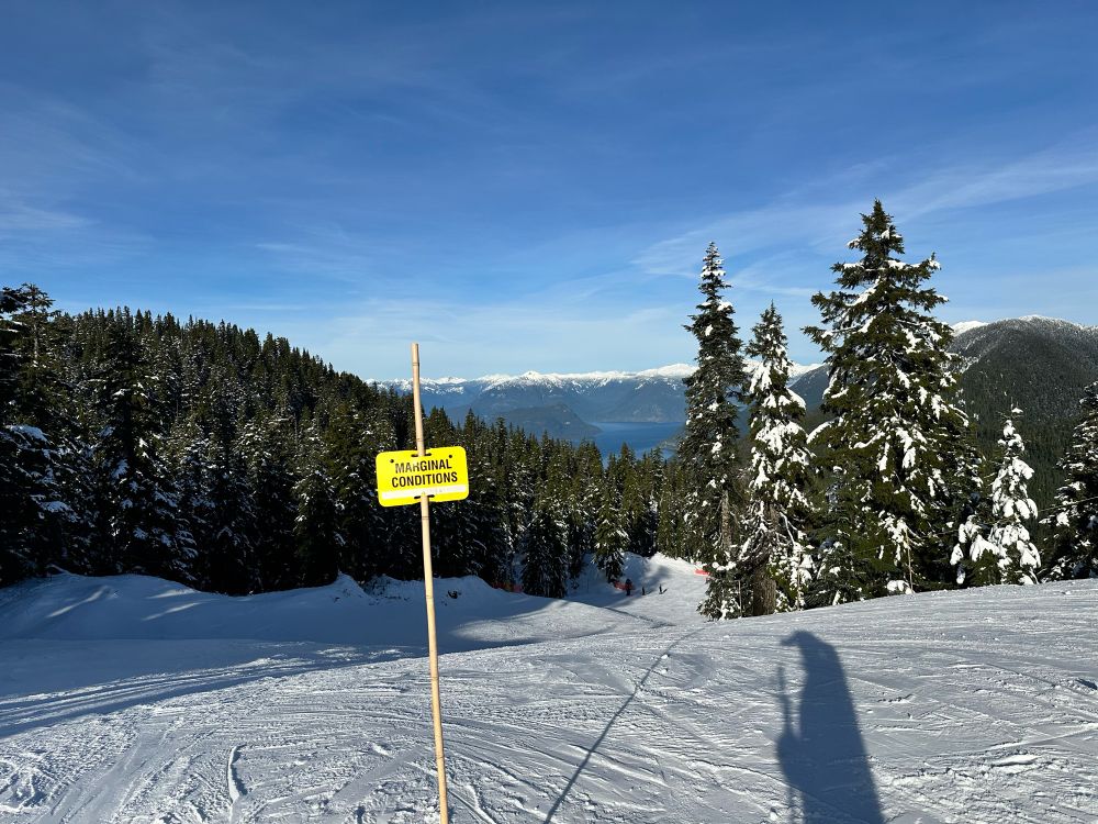 Marginal conditions sign on a ski run