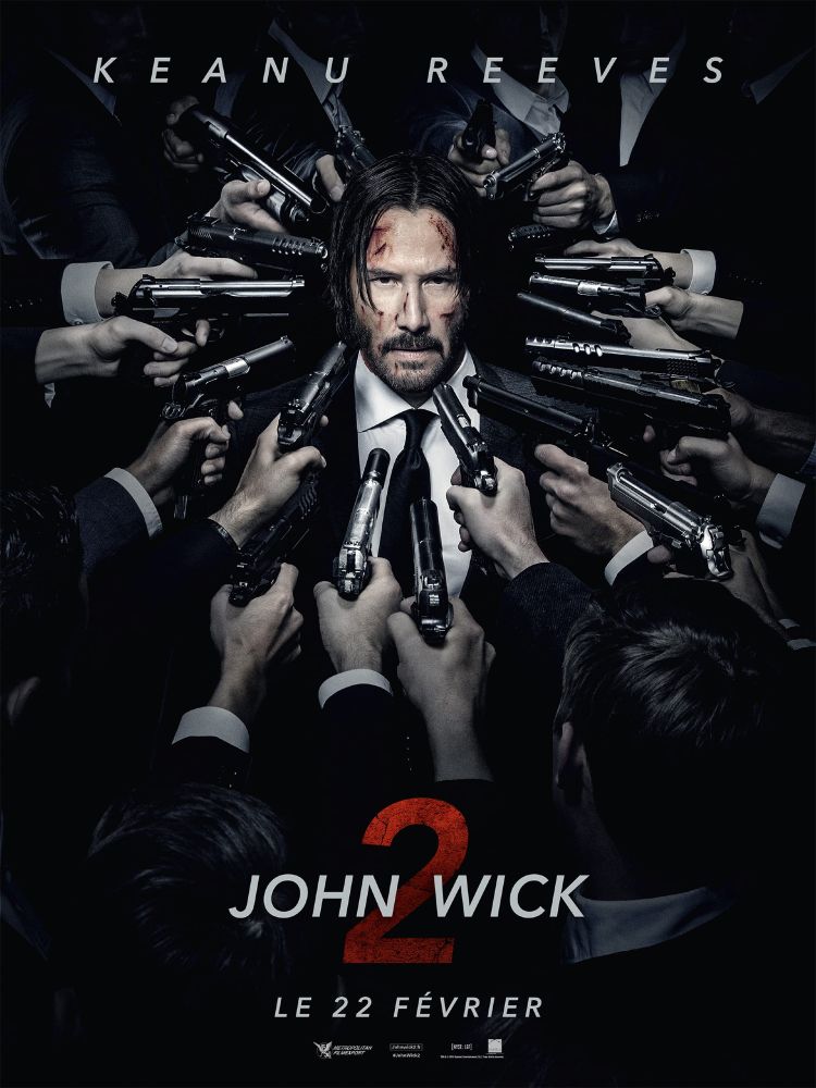 Une affiche pour le film John Wick 2, dans lequel on peut voir le protagoniste (John Wick, joué par Keanu Reeves), le visage ensanglanté, en costume, entouré par une myriade d'individus en costume pointant directement leurs armes sur sa tête. Le visage de John Wick est légèrement éclairé, et il regarde directement vers nous, ignorant tous ceux qui le tiennent en joue. En bas, le titre, JOHN WICK, avec un 2 rouge écrit en deux fois plus grand derrière.