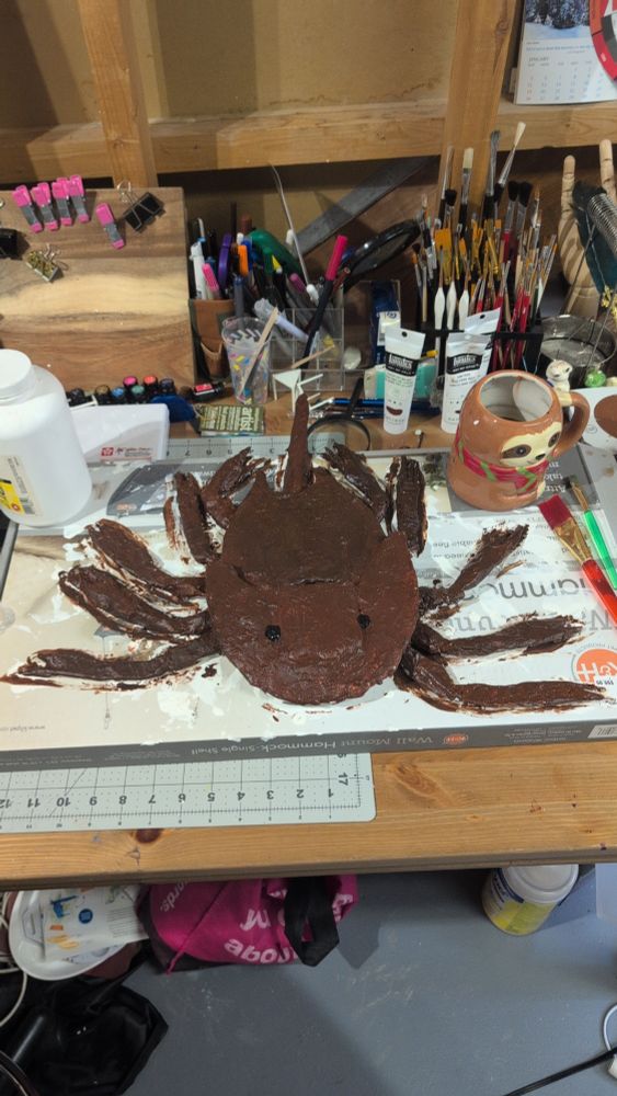 Horsecrab paper craft
The crab is being painted brown
It is made from paper mache 