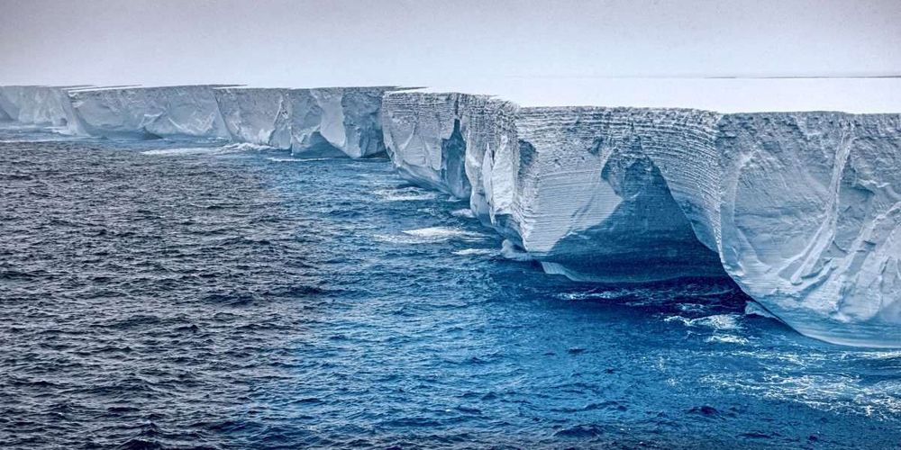 Der größte Eisberg der Welt hängt rotierend in einem Wasserstrudel fest