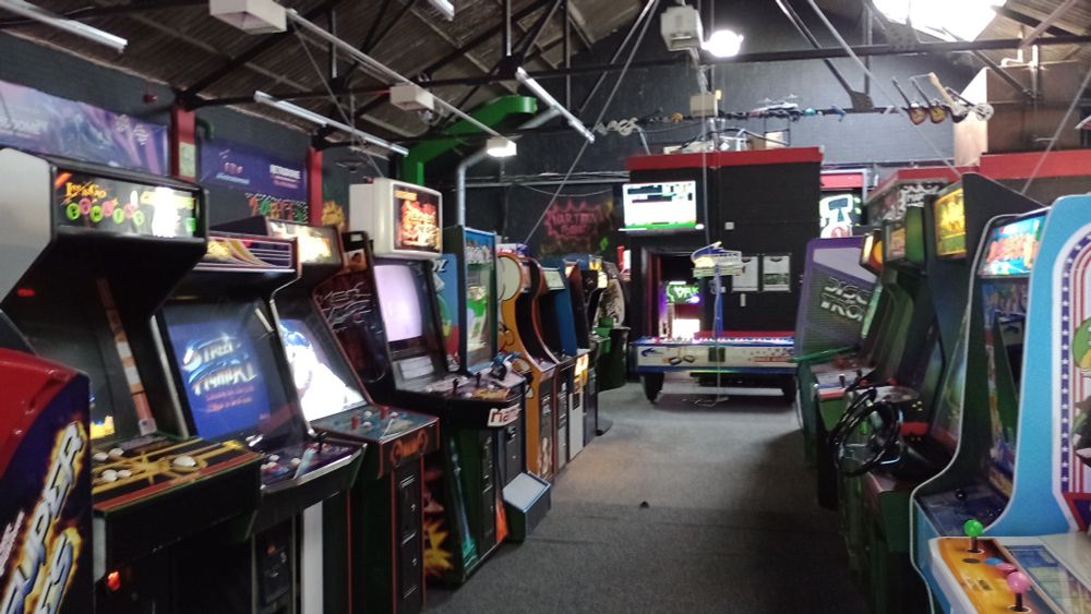 Several arcade machines, including a Tekken game and a generic reproduction machine running Street Fighter II.