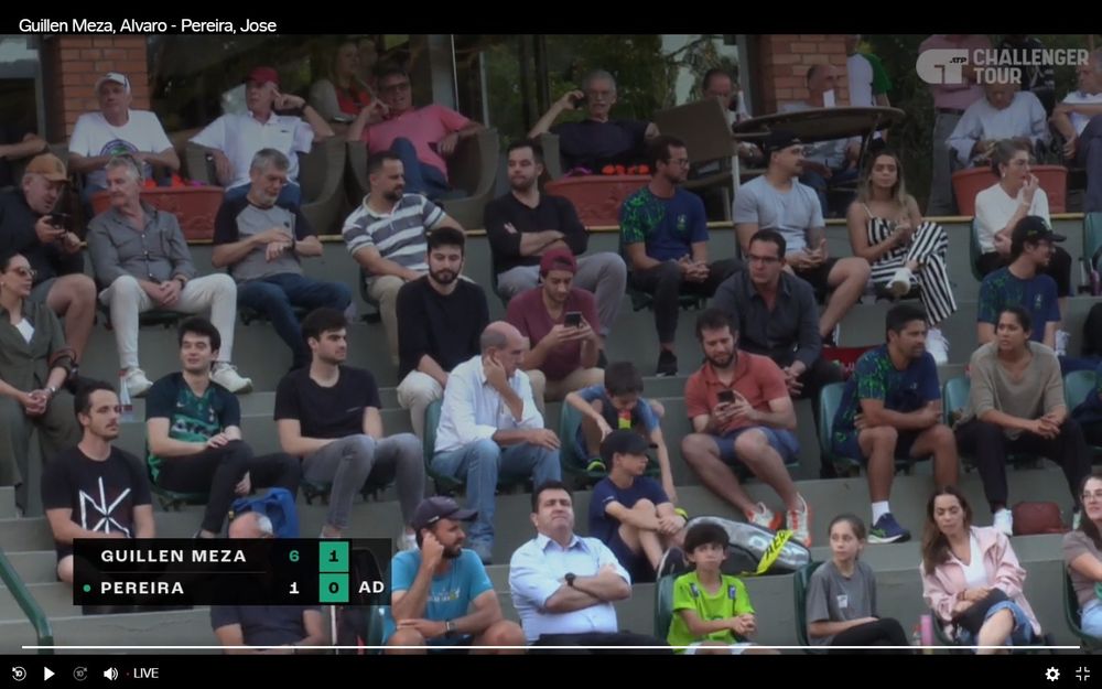Público de torneio de tênis em clube grã fino, com um dos espectadores usando camiseta do Dead Kennedys