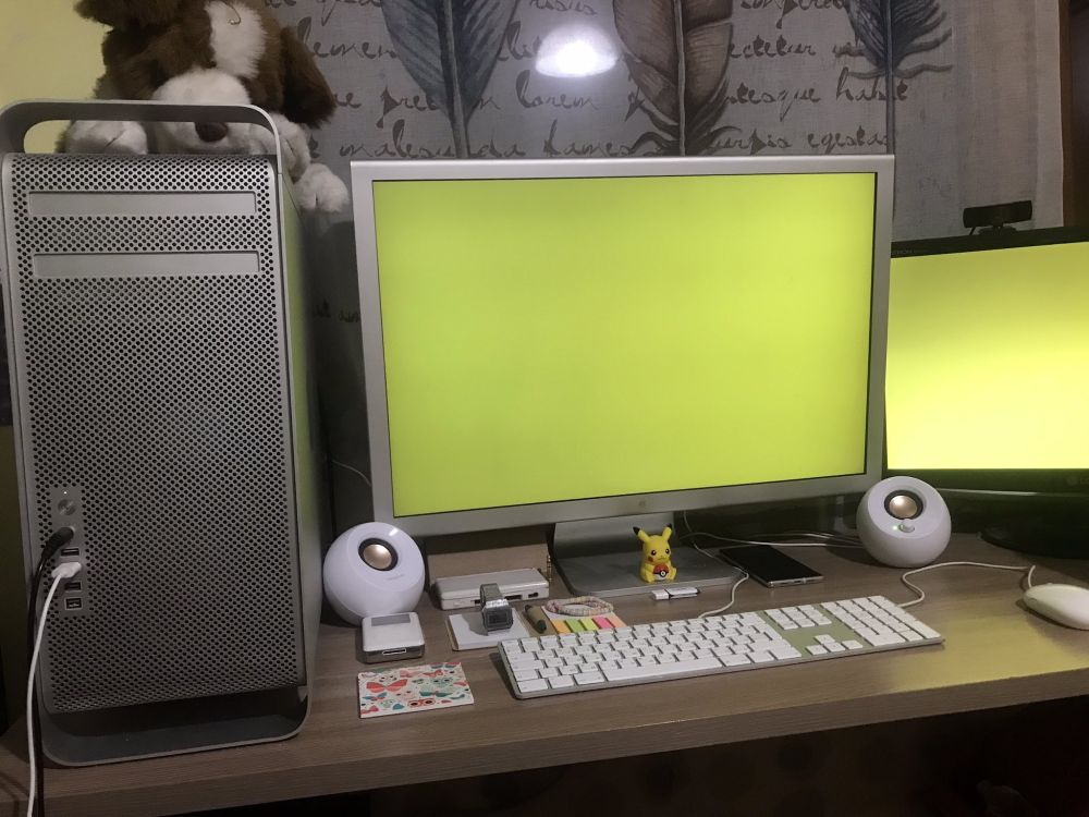 Pic of my Mac Pro setup with both of its monitors showing a greenish yellow screen and nothing else