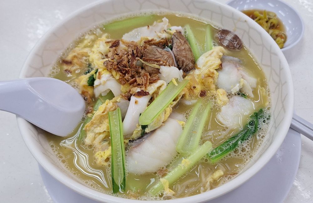 青菜と海鮮、炒め卵の汁ビーフン