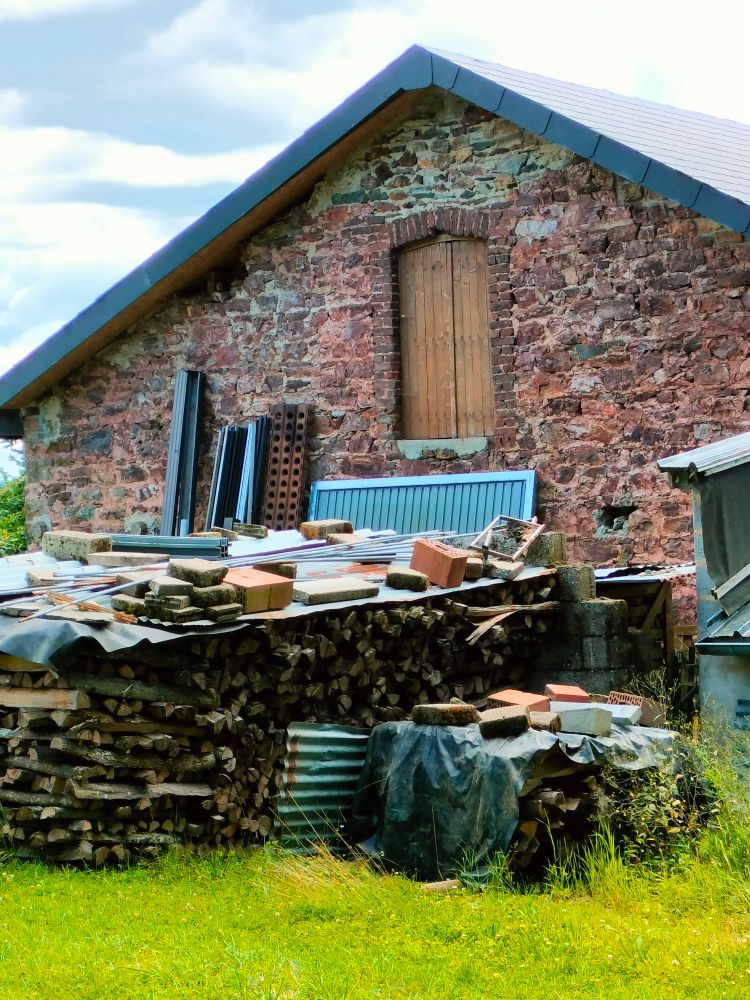 Bruine dingen met gaten zijn rijplaten uit ww2