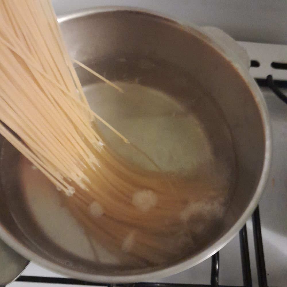 Spaghetti dans une casserole en début de cuisson