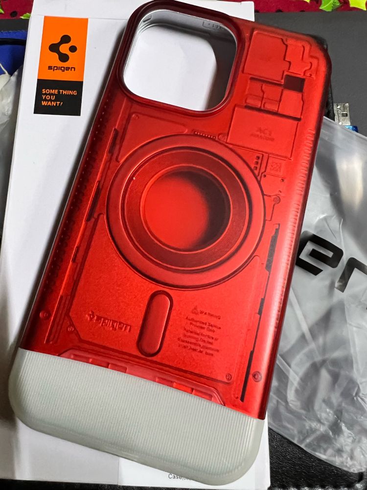 Foto de uma capinha de celular spigen vermelha e branca