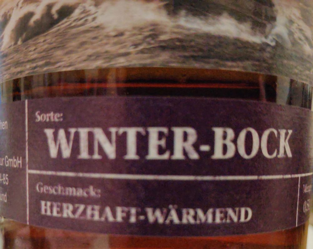 Nahaufnahme einer Bierflasche. Auf dem Etikett steht "Winter-Bock. Geschmack: Herzhaft-wärmend"
