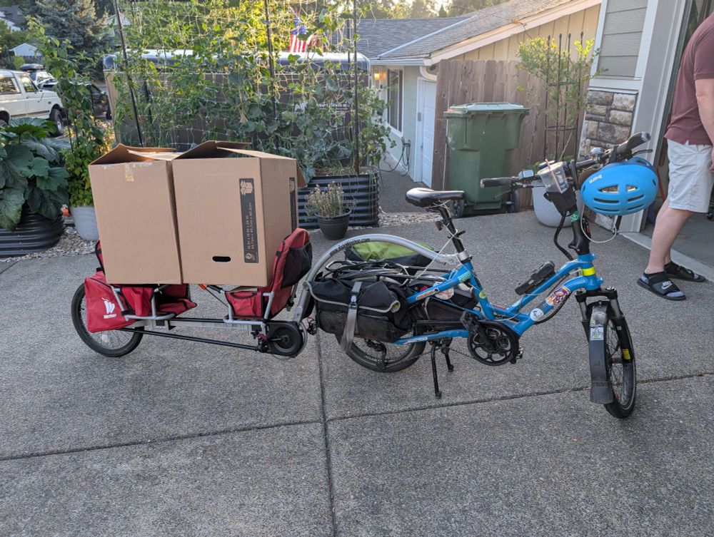 tern HSD with a cargo trailer