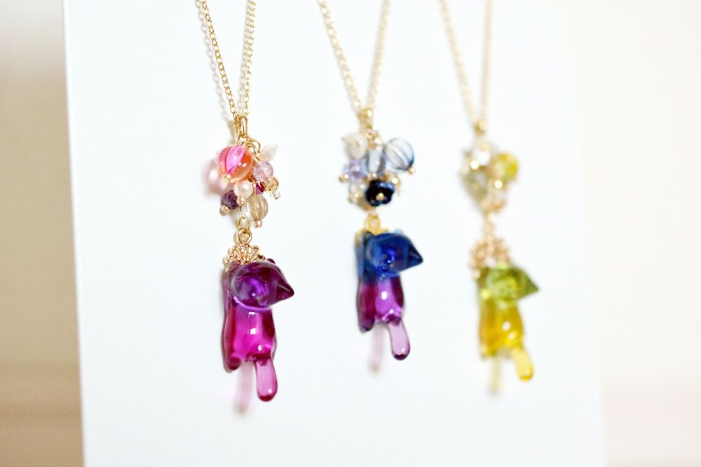 花束とにゃんこのネックレス