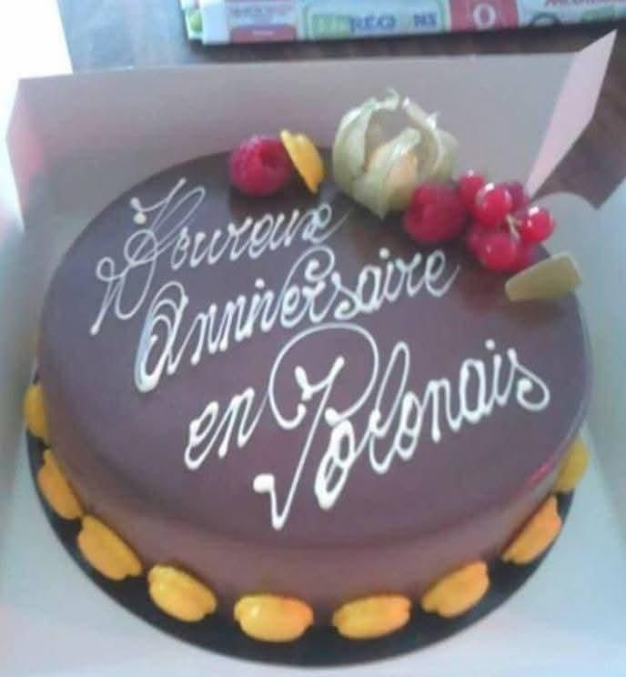 Un gâteau avec écrit "heureux anniversaire en Polonais" en Français.