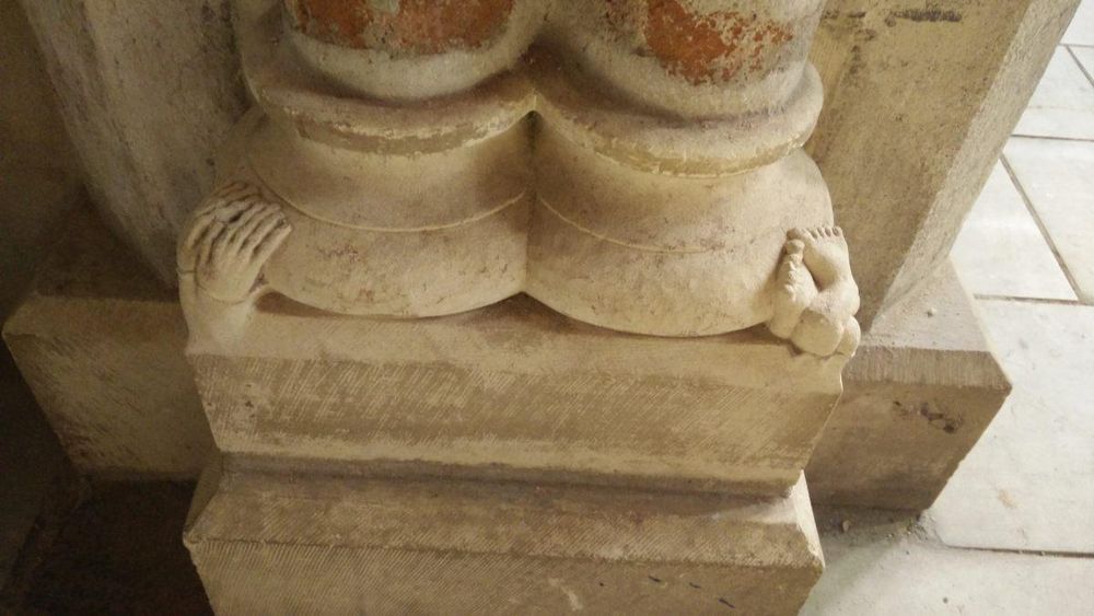 Statue du petit homme écrasé du couvent des Jacobins de Toulouse, située derrière le reliquaire de saint Thomas d'Aquin
