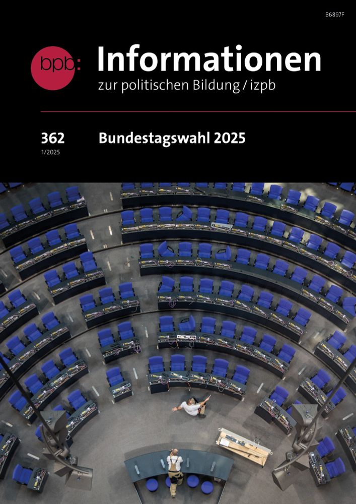 Zu sehen ist das Cover der aktuellen Ausgabe der Informationen zur politischen Bildung: Bundestagswahl 2025. Da Cover zeigt einen leeren Bundestag, der umgebaut wird.