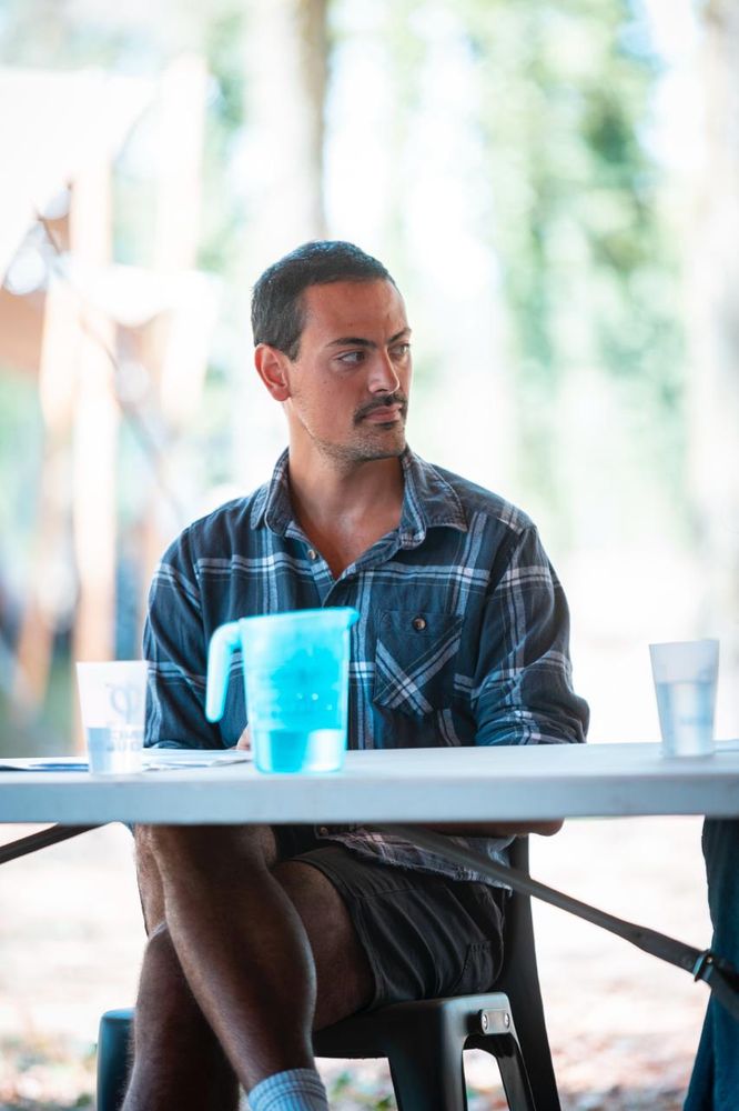 Victor duran le Peuch est assis à table , il écoute attentivement Florence Dellerie qui parle mais qu’on ne voit  pas sur la photo