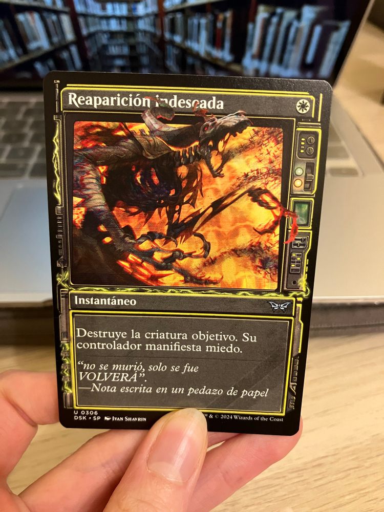 Una carta de color blanco de Magic The Gathering titulada “Reaparición indeseada”. Se trata de una criatura parecida al esqueleto de una criatura con cráneo alargado y brazos y garras enormes, rodeada de llamaradas. El efecto de la carta es destruir la criatura objetivo, al mismo tiempo que su controlador manifiesta miedo.