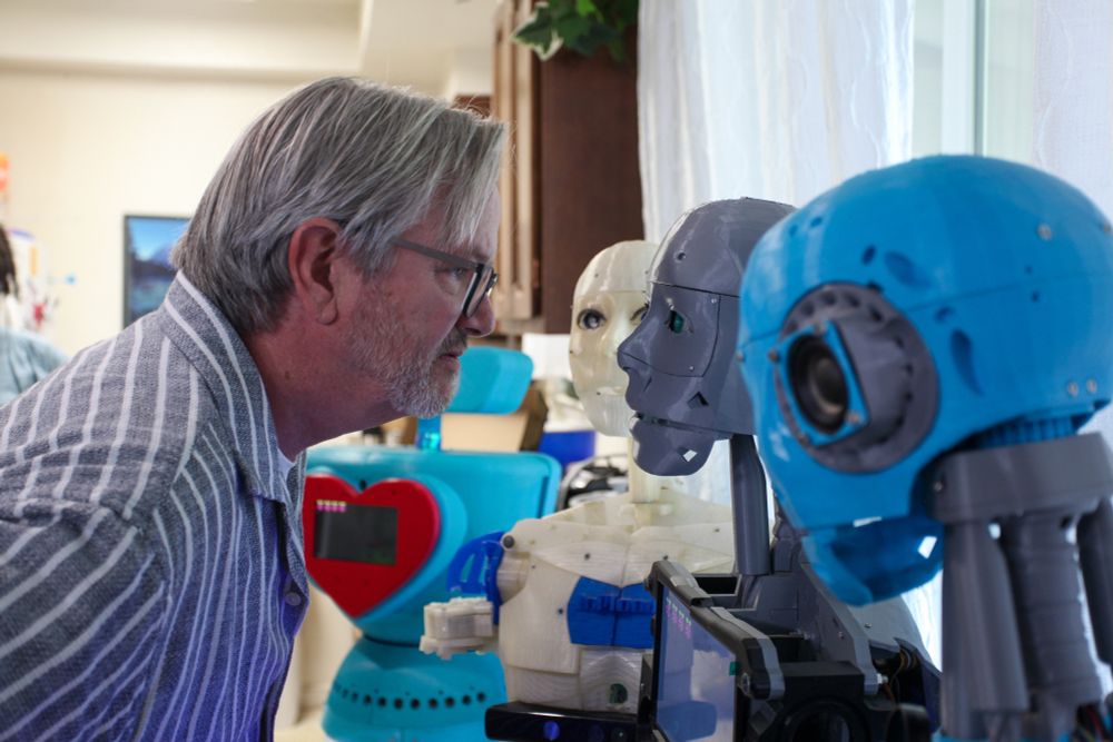 Mark McKinney with robot heads