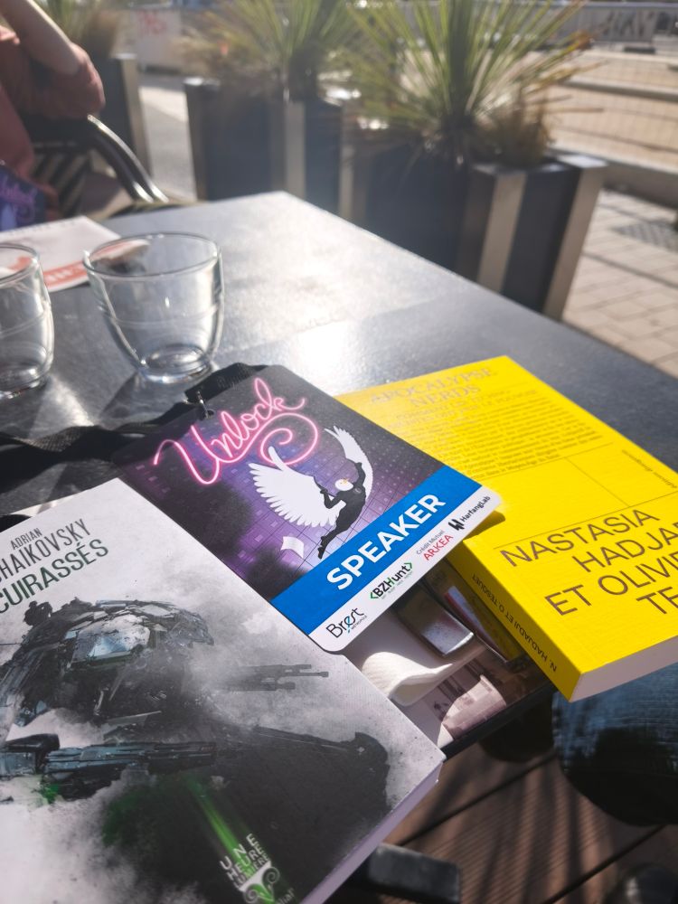 Livres sur table de restaurant 