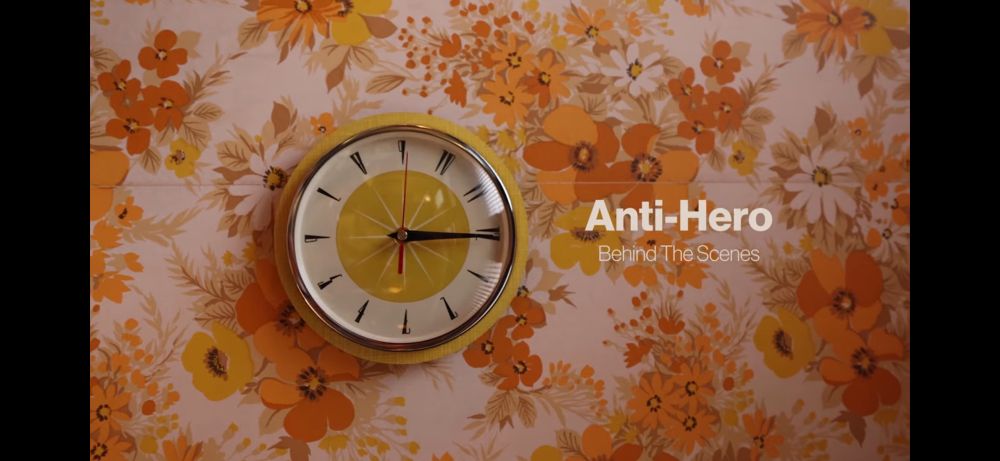 What caught my attention was the seam of the wallpaper and the design of the numbers on the clock. It seems to be ntentionally misleading.