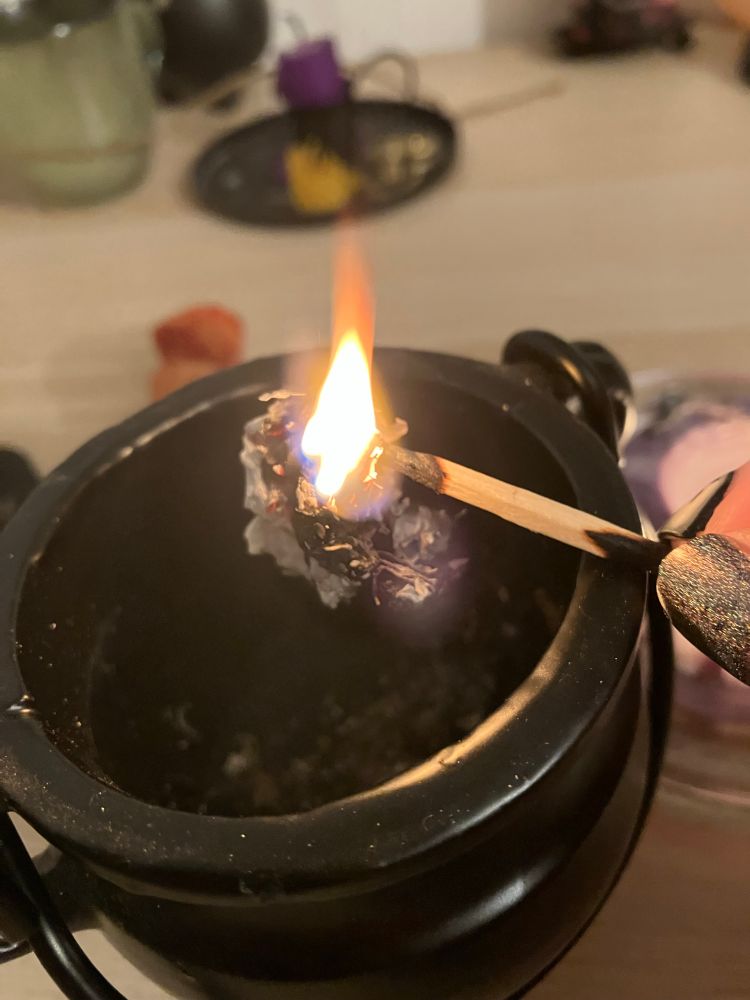 Sacándolo levemente del recipiente de hierro para que prenda bien