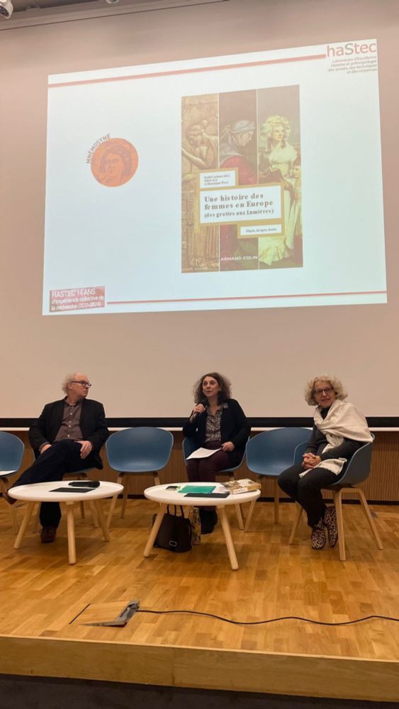 Didier Lett (à gauche), Sophie Lalanne (avec le micro au centre) et Dominique Picco (à droite) devant un grand écran faisant apparaître la première de couverture du livre et le logo de Mnémosyne.