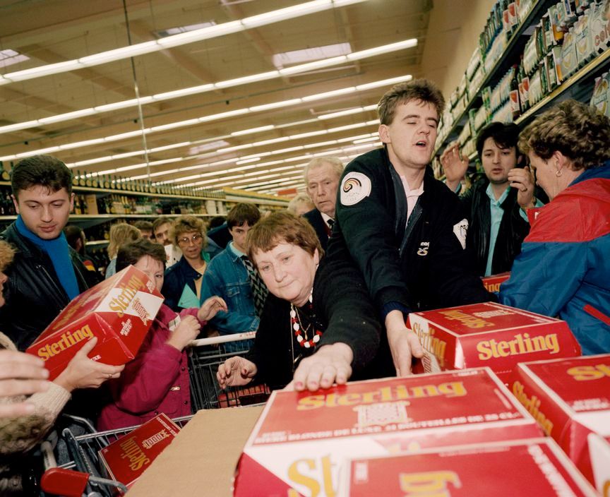 Des touristes anglais se ruent sur des pack de Sterling, la bière d'Auchan dans l'hypermarché de Calais en 1988. Photo de Martin Parr