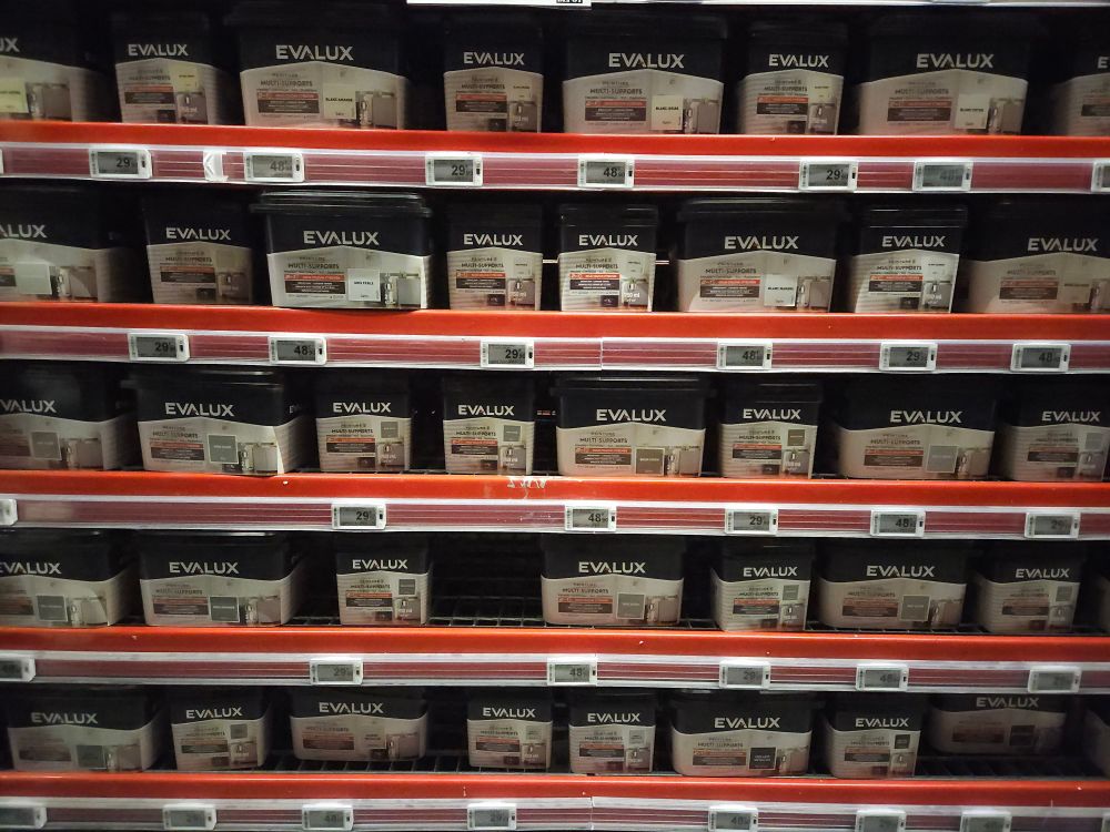 Des pots de peintures avec 50 nuances d3 gris blanc et noirs