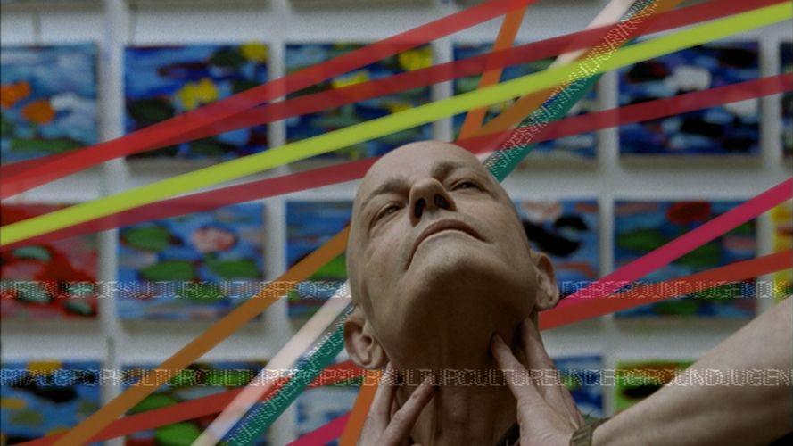 Générique Arte Culture, des lignes de couleurs traversent l’écran derrière un homme qui regarde le ciel.