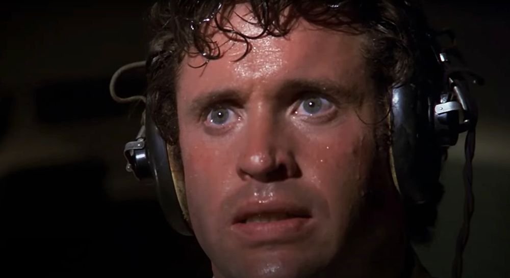 Le gars de y’a til un pilote dans l’avion en sueur