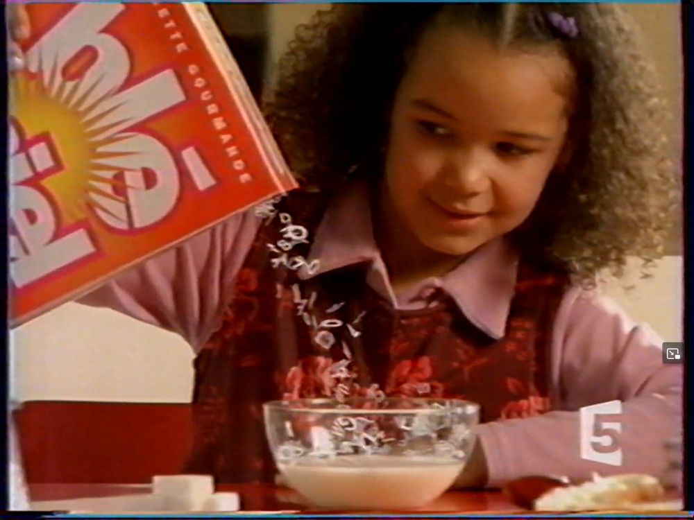 Jingle pub de France 5 en 2003, une petite fille verse des céréales "lettres" dans un bol